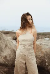 Top halter de lino color marrón, con escote pronunciado y ajuste en el cuello.