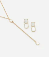 Conjunto de collar y caravanas doradas con colgantes cuadrados de nácar. El collar es de tipo corbata.