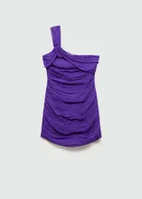 Vestido corto de fiesta color violeta con escote asimétrico, un tirante ancho y diseño drapeado.