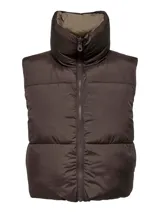 Chaleco puffer marrón con cuello alto y cierre frontal con cremallera.