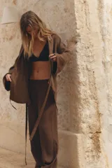 Kimono marrón de escote pico cruzado y manga larga amplia. Cierre con lazada interior y lateral.
