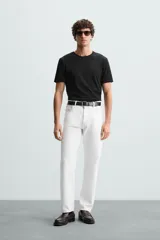 Camiseta marrón de corte slim fit, confeccionada en tejido de algodón con elasticidad, cuello redondo y manga corta.