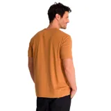 Remera color ocre con cuello redondo y mangas cortas. Estampado frontal con el logo de Caterpillar y el dibujo de una máquina excavadora.