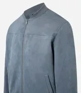 Chaqueta bomber marrón de poliéster y elastano, con cierre frontal, cuello redondo y bolsillos laterales.