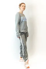 Sweater gris de corte clásico con cuello redondo y puños y cintura acanalados. Estampado frontal con la palabra "Florida" en letras celestes con borde blanco.