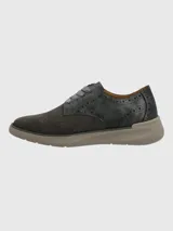 Zapato acordonado de gamuza color gris con perforaciones y detalles de picado inglés.