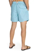 Short de baño celeste con estampado de caballitos de mar rosados. Tiene cintura elástica con cordón ajustable, bolsillos laterales y traseros.