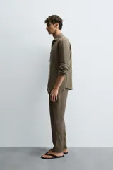 Pantalón de vestir color beige claro, de corte recto, confeccionado en lino.