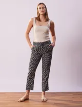 Pantalón estampado con pretina ancha elastizada y lazo de ajuste. Delantera con bolsillos oblicuos y modelo recto.