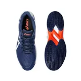Zapatilla de tenis ligera y flexible, con diseño de malla abierta y revestimientos de cuero sintético para mayor ventilación y sujeción.