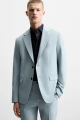Blazer slim fit color celeste confeccionada en tejido con viscosa. Cuello con solapas de muesca. Manga larga acabada en puño con detalle de botones. Bolsillo de vivo en pecho y de solapa en cadera. Detalle bolsillo interior. Bajo con aberturas en espalda. Cierre frontal con botones.