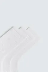 Pack de tres pares de calcetines negros de caña media en tejido de punto elástico con terminación acanalada.
