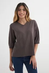 Sweater color marrón con escote en V y mangas 3/4.