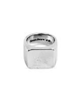Anillo plateado de acero inoxidable con forma cuadrada y bordes redondeados.