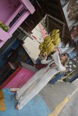 Saco largo de tejido de punto negro con diseño calado y acordonado en el frente, de manga larga.