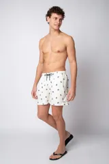 Short de baño blanco con estampado de cangrejos marrones, cintura elástica con cordón de ajuste y bolsillos laterales.