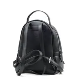 Mochila negra de cuero sintético con cierre superior y bolsillo frontal con cierre. Tiene asa de mano fija, correas regulables, herrajes plateados y logo de la marca en el frente. El interior está forrado en tela de algodón y poliéster y cuenta con un bolsillo con cierre y dos bolsillos abiertos.