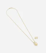 Conjunto de collar y caravanas doradas. El collar es de cadena fina con colgante en forma de gota. Las caravanas son tipo botón con forma de gota.