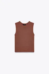 Top chaleco color marrón de punto con lino, cuello redondo y sisa.