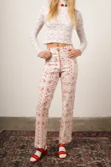 Pantalón de gabardina color crudo con estampado de cachemir en color rojo.