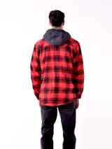 Campera tipo camisa de franela a cuadros blancos y negros, con capucha gris y forro de piel sintética color crema.