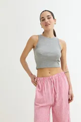 Musculosa celeste de algodón con cuello redondo y diseño acanalado.