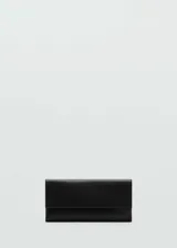 Bolso de mano rectangular color negro, de cuero, con asa corta de cadena y cierre de solapa con botón magnético.