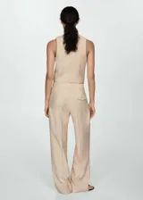 Pantalón de vestir color beige con finas rayas verticales, corte recto y diseño largo.