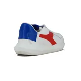 Championes Diadora Mass Damper Derby blancos con detalles en rojo y azul. Presentan el logo de la marca en rojo en el lateral y detalles en azul en el talón y la lengüeta.