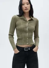 Cárdigan verde oliva de punto calado con lurex, cuello camisero y cierre frontal con botones.
