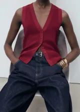 Chaleco de tejido de punto fino color rojo oscuro (vino), con cuello de pico, tirantes anchos y cierre frontal con botones.