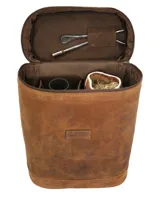 Bolso matero de cuero color marrón con sistema convertible ajustable para usar como mochila o bolso de hombro. Tiene compartimento principal con cierre, porta bombilla interior, dos compartimentos interiores acolchados y espacio para un termo, yerba y mate. Forro interior de poliéster reciclado.