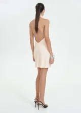 Vestido corto color champagne con cuello drapeado y espalda descubierta.