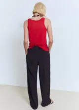 Top sin mangas de lino color rojo, con escote redondo y tirantes anchos, de corte recto.