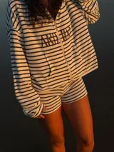 Campera rayada de estilo vintage, confeccionada en tejido suave y elastizado con serigrafia ARDIDO, con cierre frontal y calce cómodo.