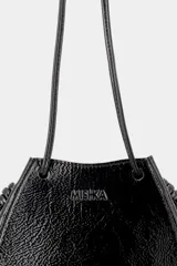 Bandolera de cuero vacuno negra con detalle de fruncido, con correa ajustable.