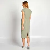 Vestido midi verde de punto de crepé con escote cruzado en V y mangas cortas.
