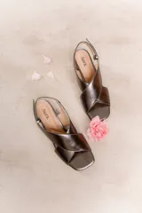 Sandalias de cuero color peltre, con tiras anchas cruzadas, pulsera regulable y taco ancho de 5 cm.