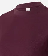 Sweater color borgoña de algodón con cuello redondo y mangas largas con ribete en los puños.