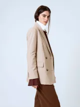 Blazer gris con finas rayas verticales, de corte clásico, con solapas de muesca, cierre frontal con dos botones y bolsillos con solapa.