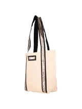 Cartera en color beige con tirantes de tela negra y detalles brillantes en los laterales.