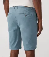 Bermuda masculina de corte slim, confeccionada en sarga lisa color blanco. Cuenta con bolsillos laterales, cierre con botón y cremallera, y trabillas para cinturón.