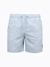 Short de baño celeste con estampado de barcos a vela blancos. Tiene cintura elástica con cordón ajustable.