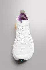 Zapatilla deportiva para correr largas distancias Zara Athleticz. Parte superior de tejido de punto transpirable, suela de TPE-A con placa de carbono interna y plantilla OrthoLite® extraíble.