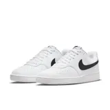 Championes urbanos Nike Court Vision Bajo Next Nature de mujer, color blanco con logo Swoosh en negro. Confeccionados en cuero sintético con perforaciones en la puntera y suela de goma.