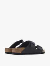 Sandalias Birkenstock modelo Arizona, color negro, con dos correas ajustables con hebillas metálicas.