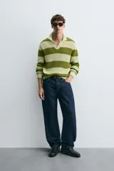 Sweater de punto a rayas horizontales anchas color verde oliva y verde claro, con cuello polo y mangas largas. Tejido en hilatura con algodón y lino, con terminaciones en rib.