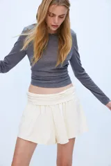 Short color crudo de punto acanalado fino de viscosa, con cintura ancha y costuras laterales fruncidas que crean un efecto drapeado.