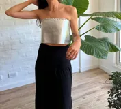 Top strapless color plateado confeccionado en cuero vacuno.