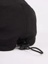 Gorro de béisbol negro con logo de la marca Rusty estampado en el frente.